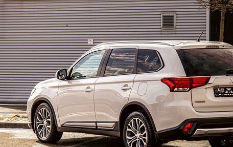 Mitsubishi Outlander III рестайлинг 3, 2018 год, 1 565 000 рублей, 9 фотография