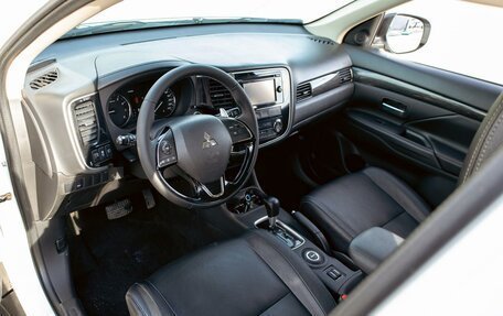 Mitsubishi Outlander III рестайлинг 3, 2018 год, 1 565 000 рублей, 13 фотография