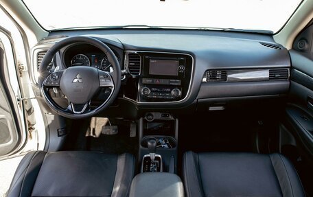 Mitsubishi Outlander III рестайлинг 3, 2018 год, 1 565 000 рублей, 15 фотография