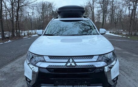 Mitsubishi Outlander III рестайлинг 3, 2018 год, 1 600 000 рублей, 4 фотография