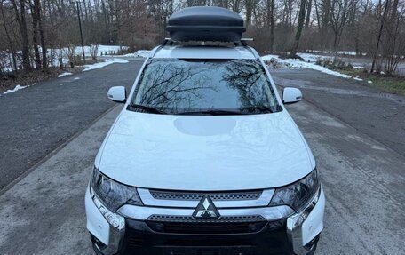 Mitsubishi Outlander III рестайлинг 3, 2018 год, 1 600 000 рублей, 3 фотография