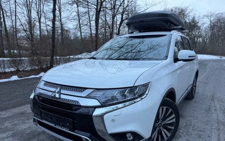 Mitsubishi Outlander III рестайлинг 3, 2018 год, 1 600 000 рублей, 2 фотография