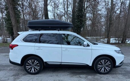 Mitsubishi Outlander III рестайлинг 3, 2018 год, 1 600 000 рублей, 5 фотография