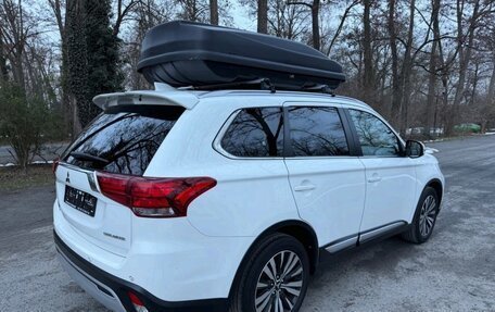 Mitsubishi Outlander III рестайлинг 3, 2018 год, 1 600 000 рублей, 6 фотография