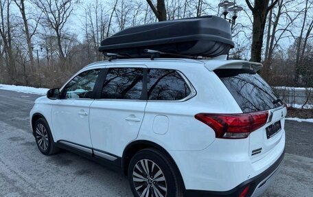 Mitsubishi Outlander III рестайлинг 3, 2018 год, 1 600 000 рублей, 8 фотография