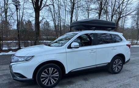 Mitsubishi Outlander III рестайлинг 3, 2018 год, 1 600 000 рублей, 10 фотография