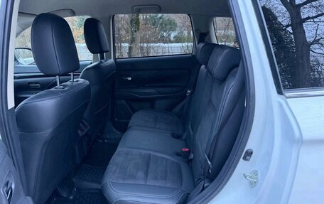 Mitsubishi Outlander III рестайлинг 3, 2018 год, 1 600 000 рублей, 17 фотография