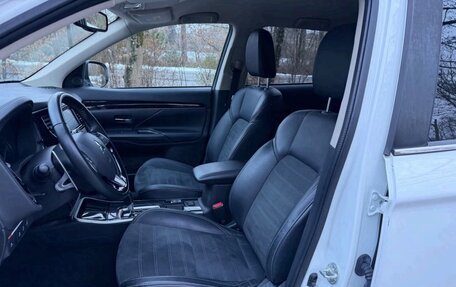 Mitsubishi Outlander III рестайлинг 3, 2018 год, 1 600 000 рублей, 12 фотография