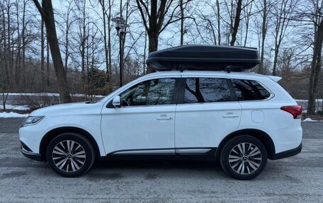 Mitsubishi Outlander III рестайлинг 3, 2018 год, 1 600 000 рублей, 9 фотография