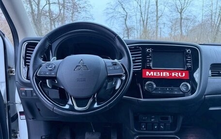 Mitsubishi Outlander III рестайлинг 3, 2018 год, 1 600 000 рублей, 13 фотография