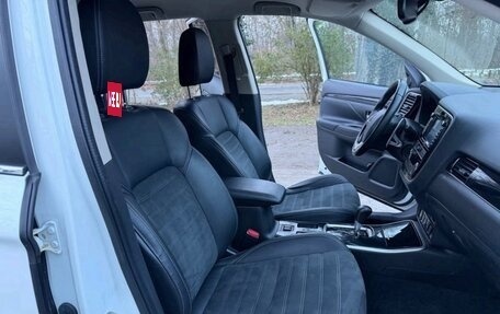 Mitsubishi Outlander III рестайлинг 3, 2018 год, 1 600 000 рублей, 11 фотография