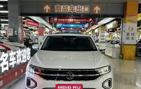 Volkswagen T-Roc I, 2022 год, 1 380 000 рублей, 2 фотография