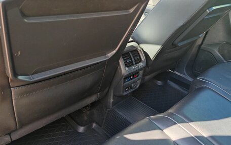 Volkswagen Tiguan II, 2018 год, 3 050 000 рублей, 10 фотография