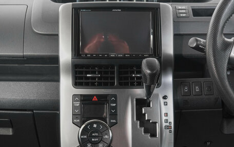 Toyota Voxy II, 2013 год, 2 079 000 рублей, 18 фотография