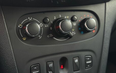 Renault Logan II, 2016 год, 920 000 рублей, 19 фотография