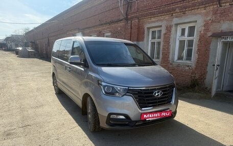 Hyundai H-1 II рестайлинг, 2019 год, 2 400 000 рублей, 2 фотография