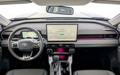 Toyota RAV4, 2025 год, 4 850 000 рублей, 10 фотография