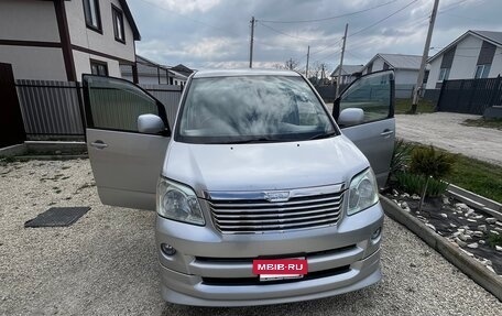Toyota Noah III, 2003 год, 900 000 рублей, 10 фотография