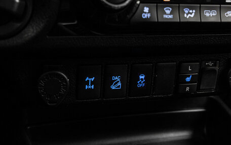 Toyota Hilux VIII, 2016 год, 3 399 000 рублей, 18 фотография