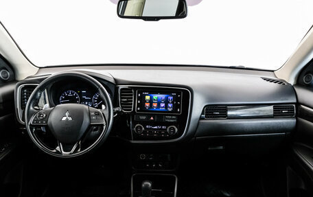 Mitsubishi Outlander III рестайлинг 3, 2018 год, 2 199 000 рублей, 10 фотография