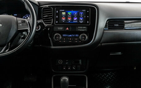 Mitsubishi Outlander III рестайлинг 3, 2018 год, 2 199 000 рублей, 14 фотография