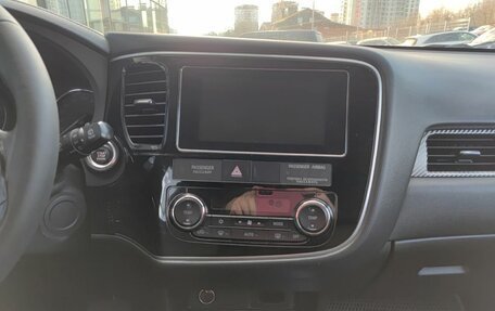 Mitsubishi Outlander III рестайлинг 3, 2018 год, 2 299 800 рублей, 18 фотография