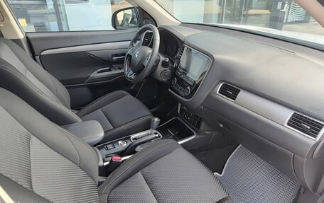 Mitsubishi Outlander III рестайлинг 3, 2018 год, 2 299 800 рублей, 13 фотография