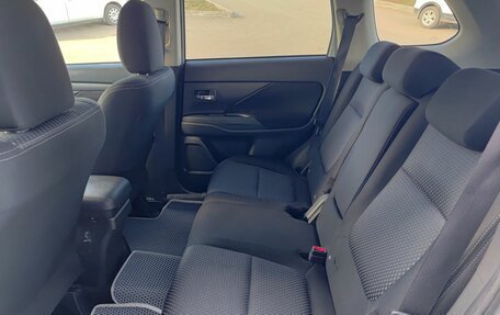 Mitsubishi Outlander III рестайлинг 3, 2018 год, 2 299 800 рублей, 15 фотография