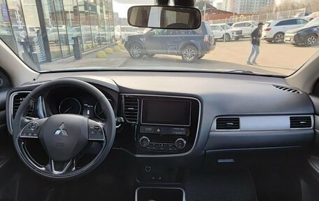 Mitsubishi Outlander III рестайлинг 3, 2018 год, 2 299 800 рублей, 17 фотография
