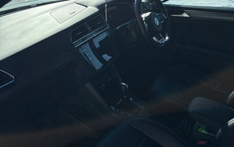 Volkswagen Tiguan II, 2018 год, 2 450 000 рублей, 3 фотография