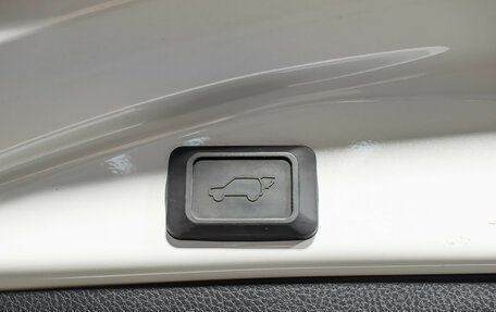 Toyota RAV4, 2018 год, 2 998 000 рублей, 23 фотография