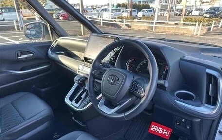 Toyota Noah III, 2021 год, 1 821 027 рублей, 12 фотография