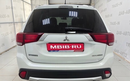 Mitsubishi Outlander III рестайлинг 3, 2015 год, 1 690 000 рублей, 5 фотография
