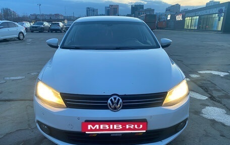 Volkswagen Jetta VI, 2013 год, 900 000 рублей, 2 фотография