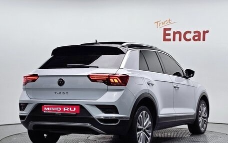 Volkswagen T-Roc I, 2022 год, 1 820 000 рублей, 2 фотография