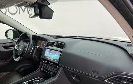 Jaguar F-Pace, 2016 год, 3 200 000 рублей, 13 фотография