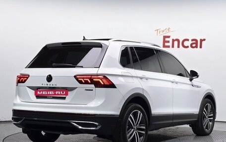 Volkswagen Tiguan II, 2023 год, 3 320 000 рублей, 2 фотография