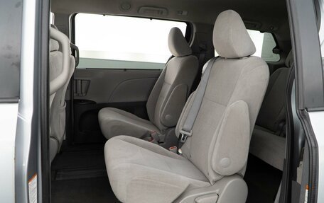 Toyota Sienna III, 2016 год, 9 фотография