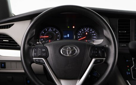 Toyota Sienna III, 2016 год, 14 фотография