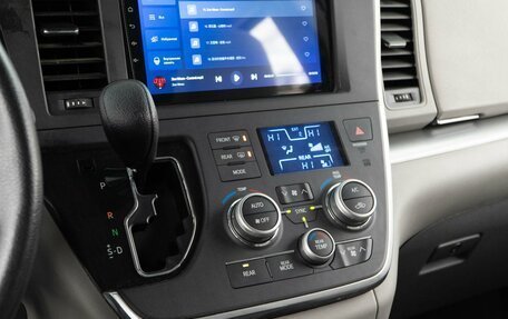 Toyota Sienna III, 2016 год, 18 фотография