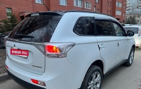 Mitsubishi Outlander III рестайлинг 3, 2014 год, 1 250 000 рублей, 5 фотография