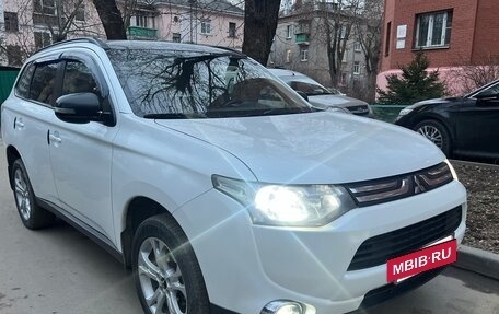Mitsubishi Outlander III рестайлинг 3, 2014 год, 1 250 000 рублей, 3 фотография