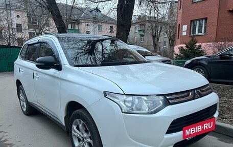Mitsubishi Outlander III рестайлинг 3, 2014 год, 1 250 000 рублей, 2 фотография
