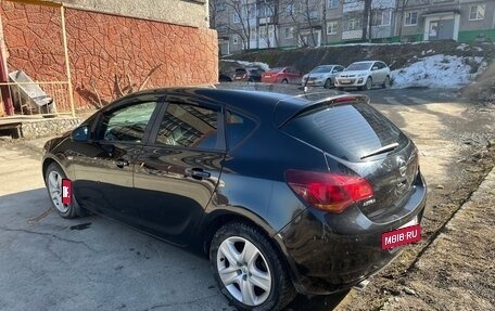 Opel Astra J, 2011 год, 560 000 рублей, 2 фотография