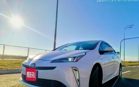 Toyota Prius IV XW50, 2019 год, 1 800 000 рублей, 1 фотография