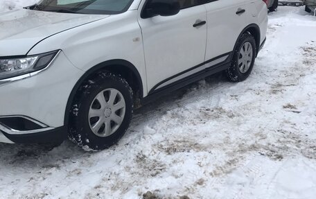 Mitsubishi Outlander III рестайлинг 3, 2016 год, 1 300 000 рублей, 2 фотография