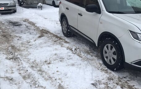 Mitsubishi Outlander III рестайлинг 3, 2016 год, 1 300 000 рублей, 4 фотография