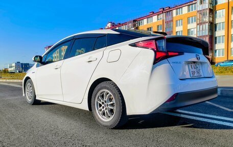 Toyota Prius IV XW50, 2019 год, 1 800 000 рублей, 3 фотография