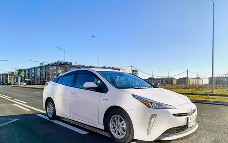 Toyota Prius IV XW50, 2019 год, 1 800 000 рублей, 8 фотография