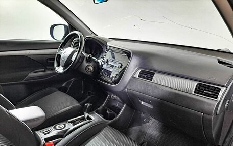 Mitsubishi Outlander III рестайлинг 3, 2016 год, 1 690 000 рублей, 13 фотография